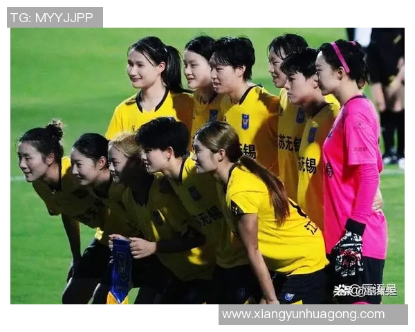 当足球明星意外踢到球迷引发的欢笑与争议背后故事