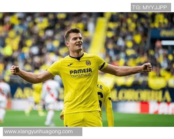 足球明星背后的奋斗与荣耀:从草根到巅峰的传奇人生故事 足球明星背后的奋斗与荣耀:从草根到巅峰的传奇人生故事